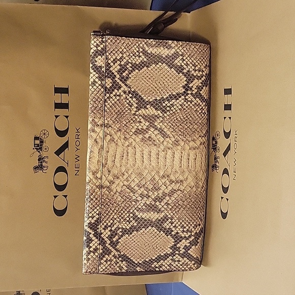 COACH MADISON CLUTCH/WRISTLET - Picture 2 of 13